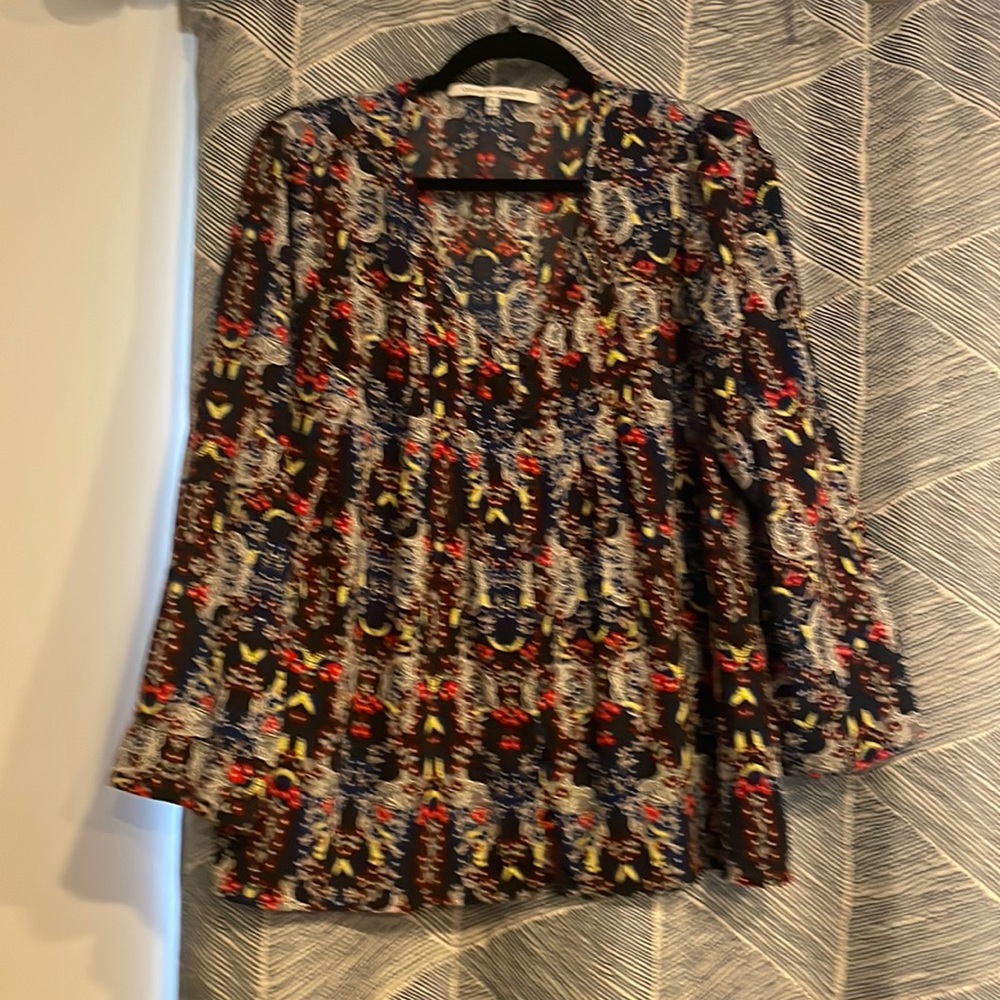 XL Creative Concepts print blouse.